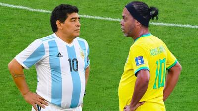 حتی در ۶۰ سالگی و بیماری، مارادونا به رونالدینیو نشان داد که رییس کیست!