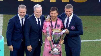 لحظه اهدای جام قهرمانی به لیونل مسی و اینتر میامی