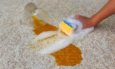  روش حرفه‌ای پاک کردن لکه آب پرتقال بدون سفیدک زدن فرش