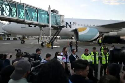 هواپیمای آمریکایی حامل ۱۷۲ مهاجر اخراجی در پایتخت ونزوئلا فرود آمد، در حالی که رئیس جمهور آمریکا دستور بسته شدن حریم هوایی این کشور را صادر کرده بود.