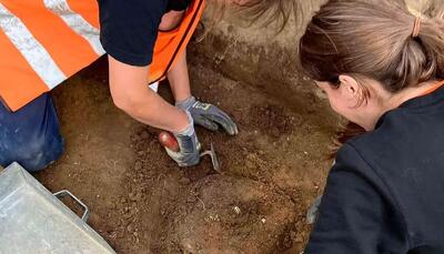 نیزه‌های طلاکوب پس از ۲۸۰۰ سال در چشمۀ مقدس پدیدار شدند | عکس