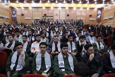  عکس یادگاری فرمانده کل سپاه با دانشجویان