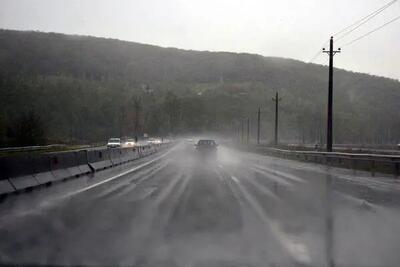  آغاز بارش باران در محورهای مواصلاتی آذربایجان غربی/  هشدار راهداری به رانندگان با احتیاط رانندگی کنید
