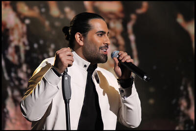 ببینید | حمله یک هوادار به خواننده ایرانی حین اجرای کنسرت