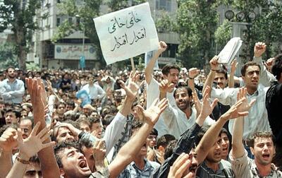  خاطرات هاشمی: ، دانشجویان به مناسبت روز دانشجو شعارهای تُندی داده‌اند و با پلیس درگیر و جمعی از آن‌ها بازداشت شده‌اند
