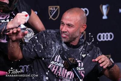 ویدیو| موش آبکشیده وسط کنفرانس خبری/ حمام شادی برای سرمربی قهرمان!