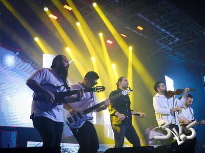 لحظه حمله یک هوادار به خواننده ایرانی حین اجرای کنسرت + ویدئو | واکنش مجید رضوی را ببینید - مجله اینترنتی کولاک