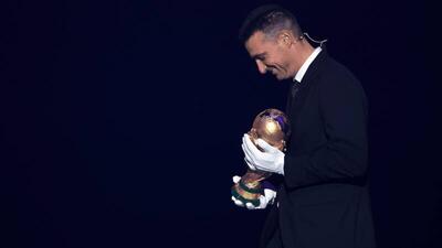 راز دستکش سفیدی که جام‌جهانی را حمل کرد +عکس