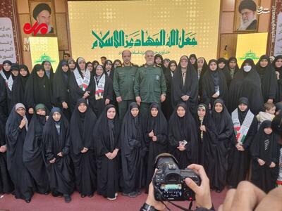  عکس یادگاری فرمانده کل سپاه با دانشجویان دانشگاه امام حسین(ع)