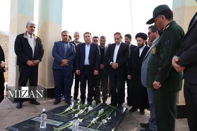 معاون اجتماعی و پیشگیری از وقوع جرم قوه قضاییه با خانواده شهید احمدی در طارم دیدار کرد