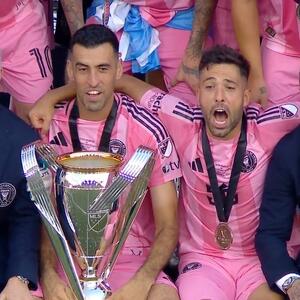 خداحافظی با طعم شیرین قهرمانی؛ آخرین بازی بوسکتس و آلبا در مستطیل سبز / عکس - پارس فوتبال