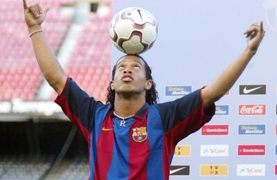 رونالدینیو با تیپ خاص و آنا د آرماس در فینال فصل ۲۰۲۵ فرمول یک / عکس - پارس فوتبال