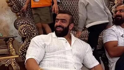  فیلم/ نگاهی به فرش ماشینی زیرپای هادی چوپان، قهرمان مسترالمپیا با چیدمان ساده و بدون تجملات/ انگار نه انگار ایشون یه زمانی کنار آرنولد بوده