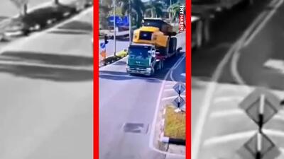 فیلم لحظه ترمز ناگهانی کامیون در مالزی
