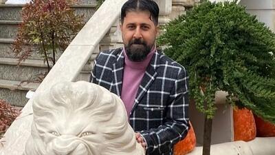  عکس ها / نگاهی به چیدمان منزل شاهانه و مجلل هومن حاجی عبداللهی بازیگر سریال « پایتخت» و همسر هنرمندش/ از مبلمان سلطنتی و مدرن و کتابخانه تا تابلوهای هنری و لوستر لوکس