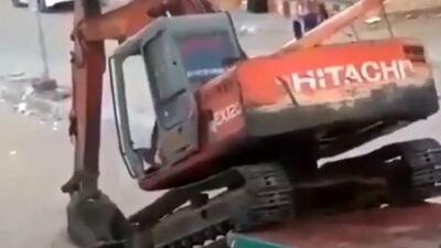  بولدوزر باعث فوران آب درون لوله شد + فیلم