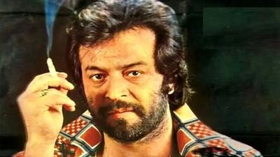  فیلم آواز قدیم /  ایرج قادری با حال بدی سیگار دود میکنه و آهنگ جیگرسوز گوش میده