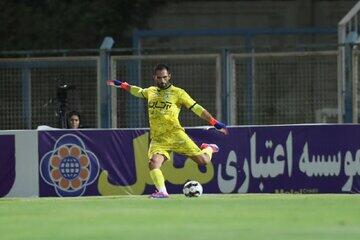 دستیار اوسمار پیراهن ستاره استقلال را به یادگار برد!