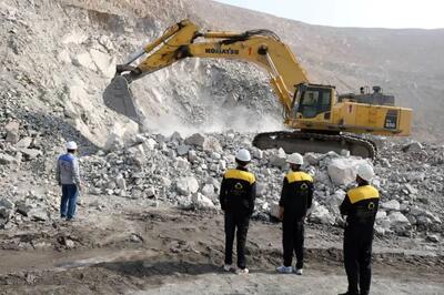  برگزاری مرحله عملی آموزش کارآموزان اپراتور بیل مکانیکی در سنگ آهن مرکزی ایران