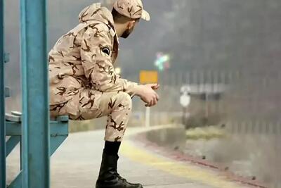  آواز اصیل؛ سرباز ساک به دوش تو ایستگاه مترو  با اشک برای یارش خوند همهه دل سوزوندن