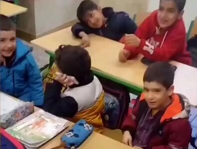  آواز شاد؛ جوجه شاگرد گوشی برده مدرسه حرف میزنه دوستش میگه لِل زده معلم براش میخونه
