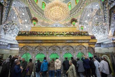 گل‌آرایی ضریح امام حسین (ع) به مناسبت میلاد حضرت فاطمه (س)