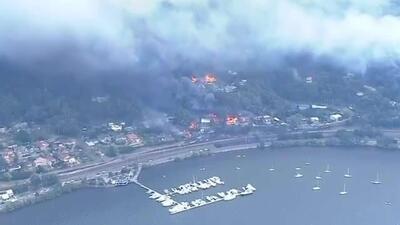  16 خانه در اثر آتش‌سوزی‌های شدید بوته‌زارها در سواحل میانی شمالی و مرکزی نیو ساوت ولز نابود شدند