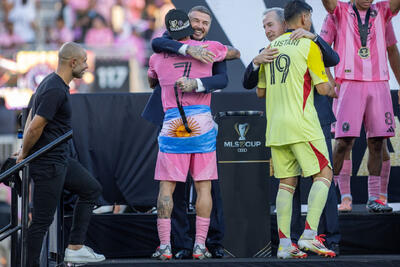 درخواست رودریگو دی پل از یک هوادار برای دادن پرچم آرژانتین به او در حاشیه مراسم قهرمانی اینتر میامی