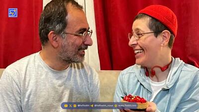  نگاهی به چیدمان ساده و بامزه آپارتمان سوسن‌پرور / ترکیب مبلمان خوشرنگ روکوکو با شمع‌هایی اروپایی و...