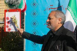 اهدای عکس شهید کاظمی به وزیر آموزش و پرورش 