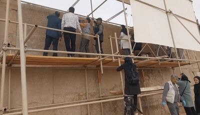  نمایش کتیبه سه‌زبانه داریوش اول در تخت جمشید