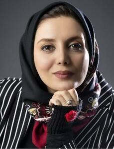  خندیدن رویا میرعلمی در مراسم هفتم پدرش به هادی حجازی فر
