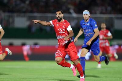 اقدام حقوقی پرسپولیس علیه عامل حاشیه‌ساز دربی / شکایت رسمی سرخ‌ها از فرد جنجالی استقلال در دربی ۱۰۶