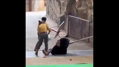  حمله خرس سیاه به نگهبان پس از نمایش در چین (فیلم)