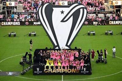 ژست عاشقانه بکام و ویکتوریا با جام قهرمانی