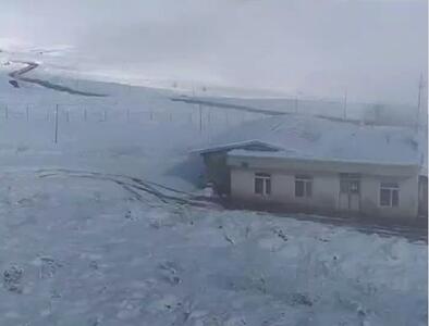 ببینید / بارش برف در معدن طلای آقدره آذربایجان غربی