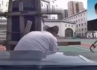 ببینید / فیلم تکان‌دهنده از چین؛ راننده پس از برخورد با عابر پیاده، او را می‌کشد تا از دریافت غرامت مادام‌العمر فرار کند