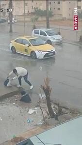 سقوط یک زن در گودال پر از آب در خیابان