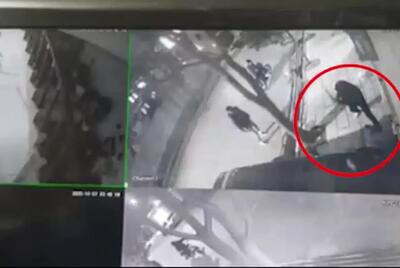 فیلم ضرب و شتم وحشتناک در بلوار دانشجو مشهد/ دو مهاجم با چماق مرد جوان را هدف گرفتند!