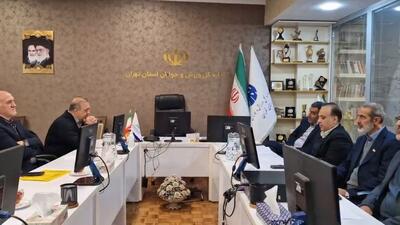 بخشی از جلسه مدیر کل سابق ورزش و جوانان استان تهران و مدیر کل جدید، پیش از مراسم تودیع معارفه