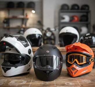 راهنمای خرید کلاه کاسکت | انتخاب بر اساس انواع موتور (ریس، شهری، آفرود) و استانداردهای 2025