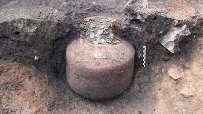 کشف قلک‌های ۱۸۰۰ساله مملو از سکه