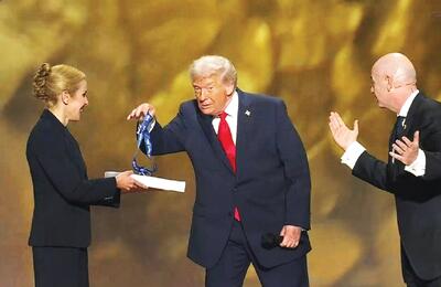 همه دنیا دیدند که فوتبال سیاسی نیست!