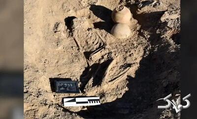 کشف اسکلت یک مرد با ۸۲ مهره سرامیکی آبی‌رنگ دور گردنش! - مجله اینترنتی کولاک