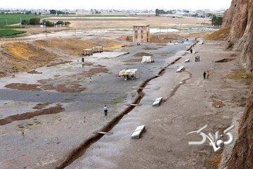 نقش‌رستم در محاصره فرونشست؛ آرامگاه‌های هخامنشی امن، اما کعبه زرتشت در خطر - مجله اینترنتی کولاک