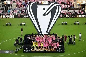 ژست عاشقانه بکام و ویکتوریا با جام قهرمانی+ عکس