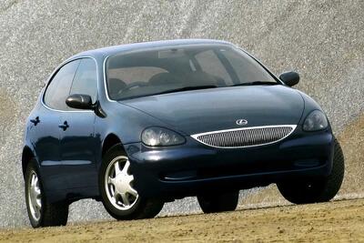 داستان لکسوس لاندائو، هاچ‌بک لوکس هشت سیلندری که تولید نشد - پدال