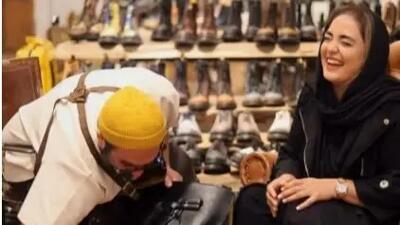 فیلم / نرگس محمدی حتی کفش خریدنش هم با غش و خنده‌ست؛ حضور همسر علی اوجی در کفش فروشی شوهرخواهرش و تبلیغ زیرپوستی مغازه‌اش !