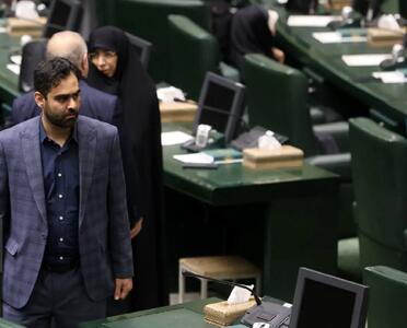 همنشینی مهدی کوچک‌زاده و امیرحسین ثابتی در مجلس + عکس