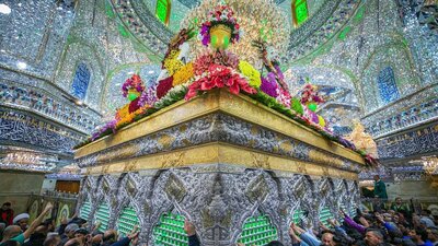  گل‌آرایی ضریح مطهر امام حسین (ع) همزمان با فرارسیدن میلاد حضرت زهرا (س)